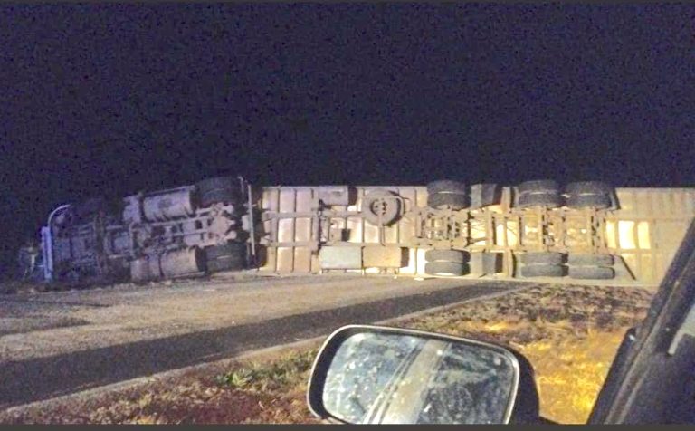 Un camionero evitó una tragedia en la ruta 101 pero terminó volcando