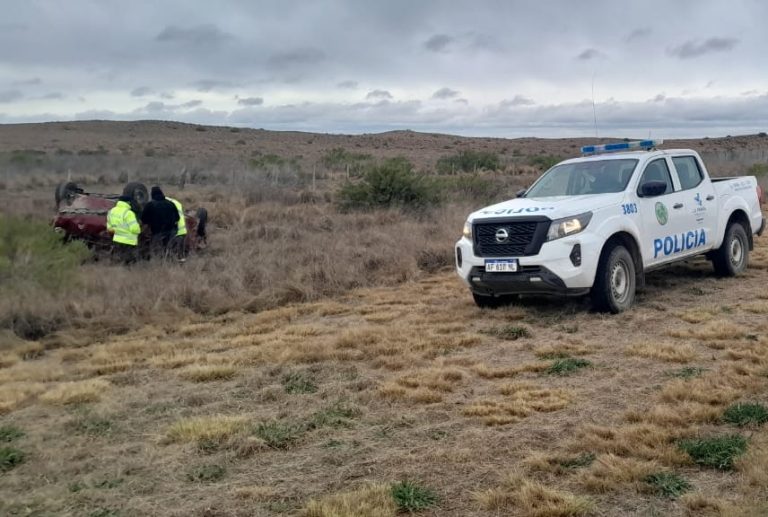 Tragedia en la Ruta 10: una mujer murió y dos hombres resultaron heridos en un vuelco cerca de Santa Isabel
