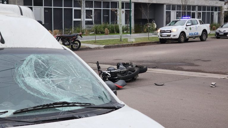 Fuerte choque entre una moto y una camioneta en la esquina de las calles 20 y 115