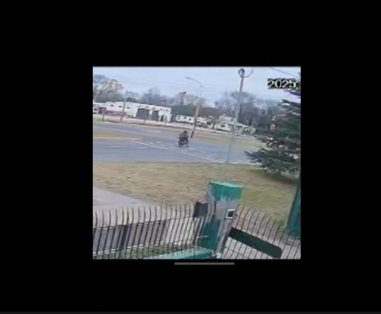 Imágenes sensibles: El momento exacto del brutal choque entre una moto y una camioneta en Ruta 1 y 20