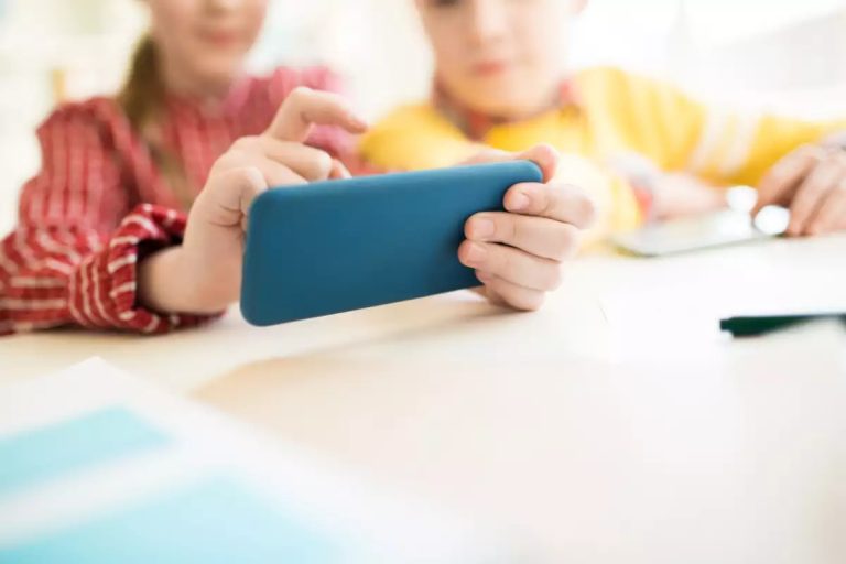 En La Pampa 8 de cada 10 alumnos de nivel primario ya tienen celular propio: advierten sobre el impacto en el aprendizaje