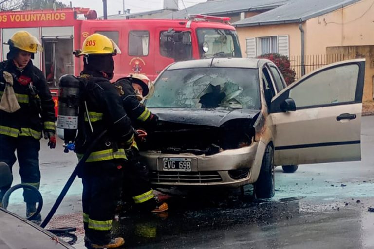 Incendio en General Pico: un auto se prendió fuego en el que iban una mujer y una menor