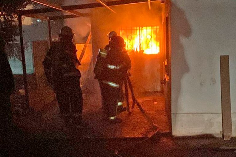 Intendente Alvear: un despiste por la intensa neblina y un incendio en una vivienda movilizaron a la policía y bomberos