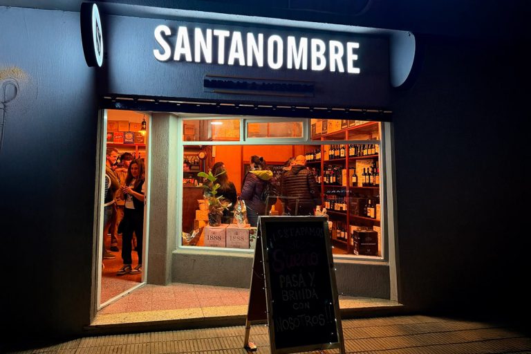 Santanombre inauguró su nuevo espacio en General Pico: un brindis a la Pachamama con bebidas y calidez