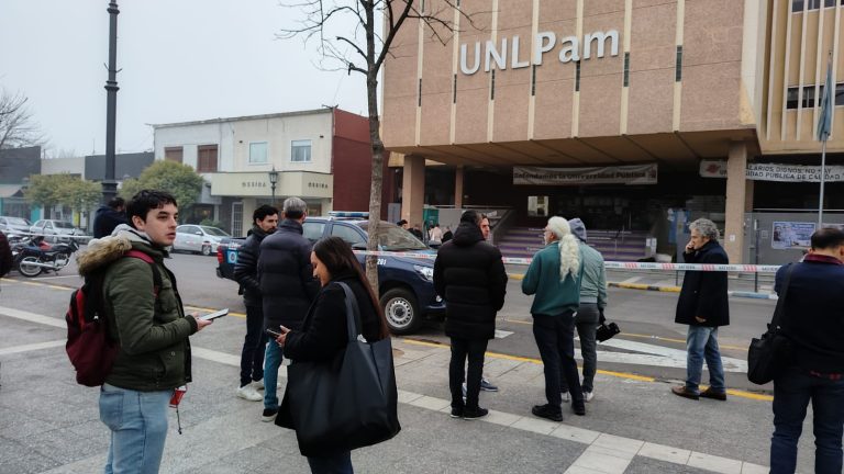 Amenaza de bomba en la UNLPam: evacuaron el edificio central y suspendieron las actividades