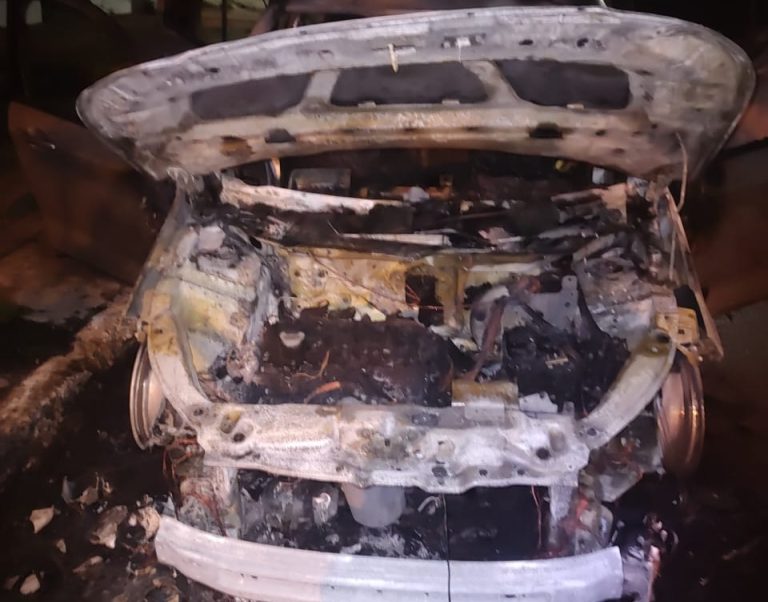 Eduardo Castex: Incendian de forma intencional el auto de un agente de policía