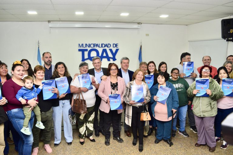 Quince familias de Toay reciben créditos del programa Rucalhue para mejorar sus viviendas