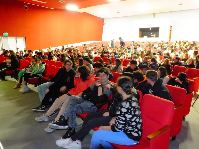 Charla-taller sobre el uso responsable de redes sociales y apuestas en General Pico