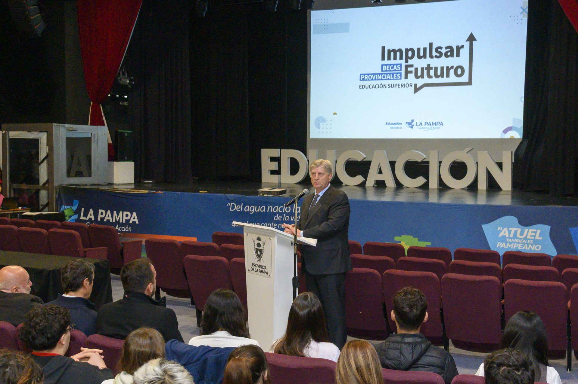 Ziliotto lanzó el programa “Impulsar Futuro” con becas de $300.000 para estudiantes pampeanos de nivel superior