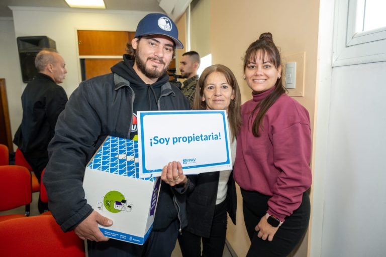 Once familias celebran la escrituración de sus viviendas otorgadas por el IPAV