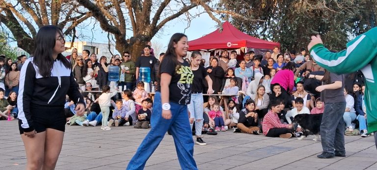 Intendente Alvear: El Festival Primavera 2025 recuperó el esplendor de las carrozas y la participación juvenil