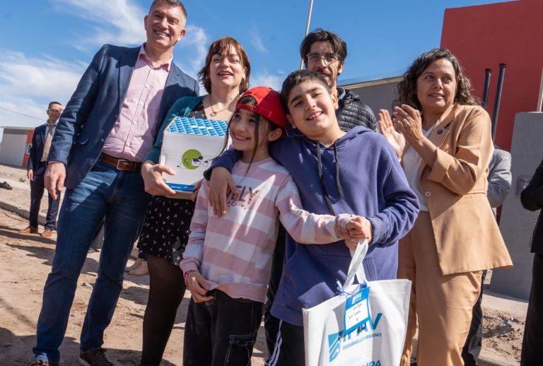 Entrega de viviendas en 25 de Mayo: familias celebraron el aniversario de la localidad con la casa propia