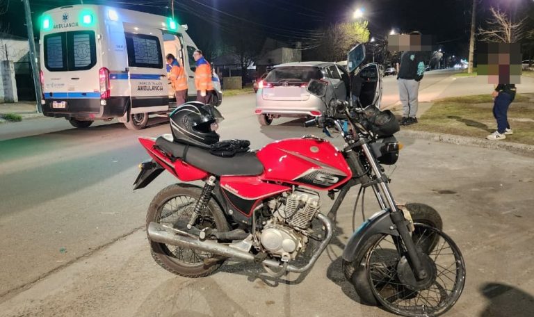 Fuerte choque entre dos motos en General Pico: un conductor hospitalizado y el otro se dio a la fuga