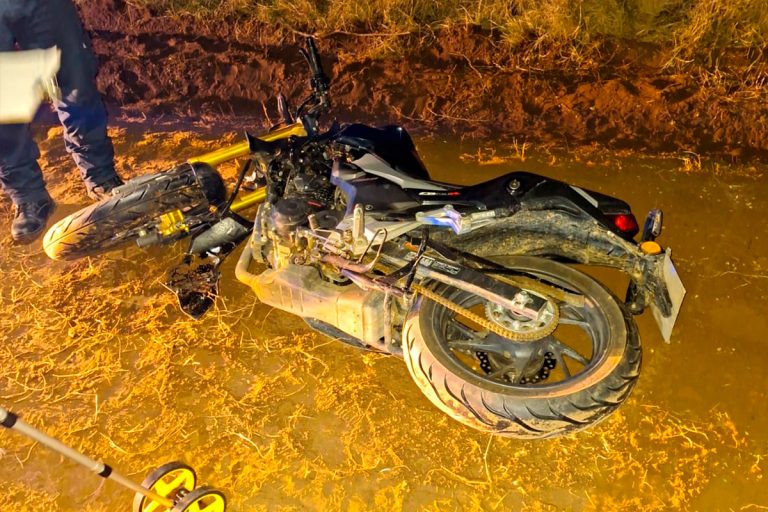 Violento choque frontal entre dos motos en un camino rural de Alvear: hay cuatro heridos, tres de ellos con fracturas