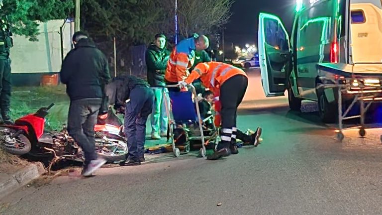 Dos jóvenes hospitalizados tras caer de su motocicleta en General Pico