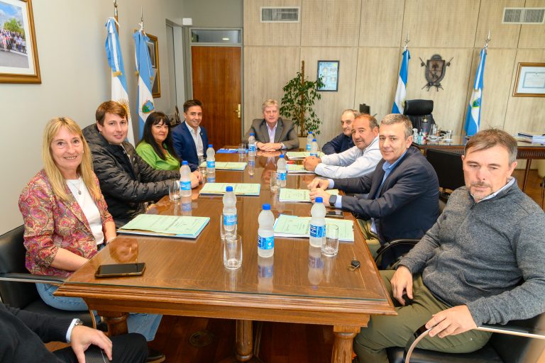 El Gobierno de La Pampa firma convenios para la limpieza de canales pluviales en siete localidades