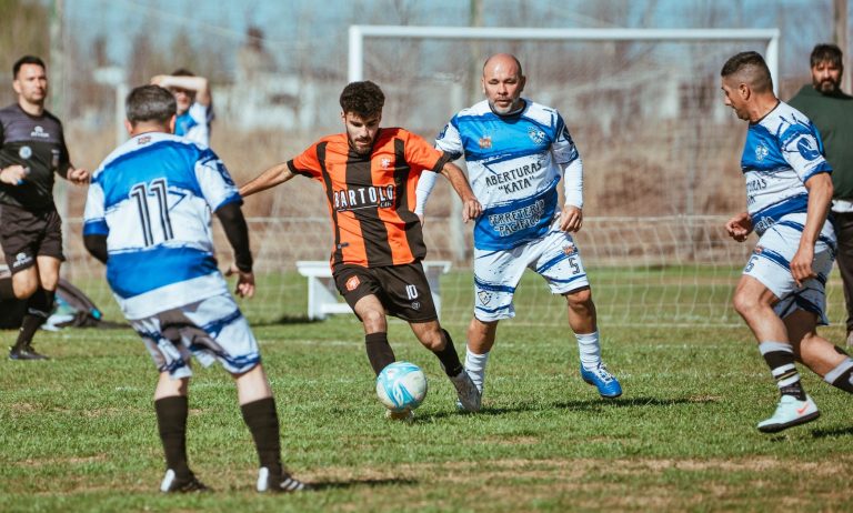 El Torneo “Entre Amigos” vivió una Fecha 12 cargada de goles y paridad en sus dos categorías