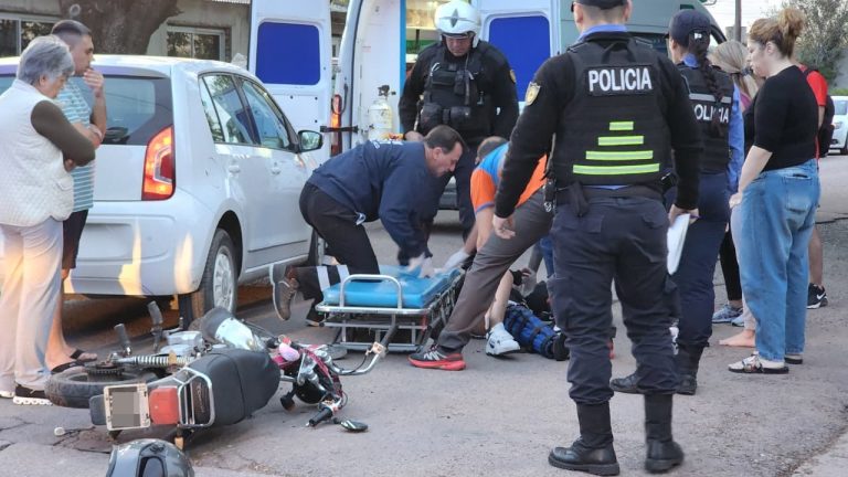 Fuerte choque entre un auto y una moto: dos jóvenes resultaron hospitalizados