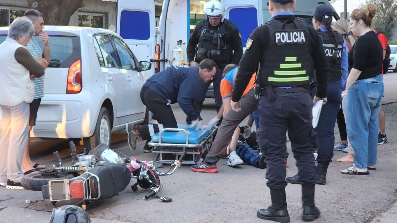 Fuerte choque entre un auto y una moto: dos jóvenes resultaron hospitalizados