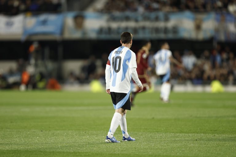 De la ilusión a la pesadilla: 120 hinchas de Pico y Alvear viajaron a ver a Messi y se quedaron sin entradas