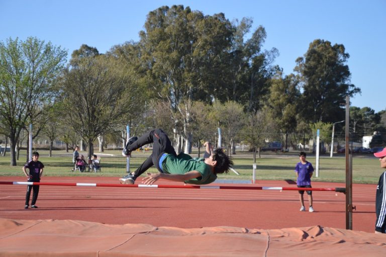 Juegos Deportivos Pampeanos: ganaron la Zona I y IX en atletismo