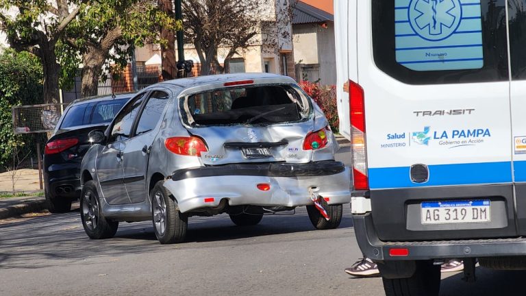 Fuerte choque en la esquina de las calles 3 y 12: una SW4 impactó por detrás a un Peugeot 206
