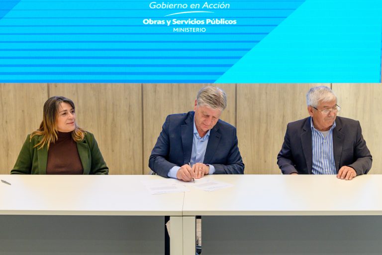El gobernador Ziliotto firma convenios para mejorar la infraestructura hídrica en Winifreda y Hilario Lagos
