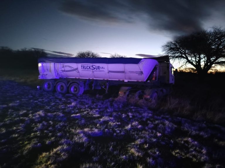 Rozaron dos camiones en la Ruta Provincial 13: uno de los choferes fue trasladado al hospital