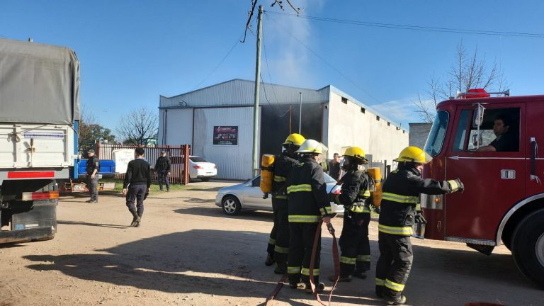Principio de incendio en un taller mecánico de General Pico fue controlado: usaron unos 10 extintores