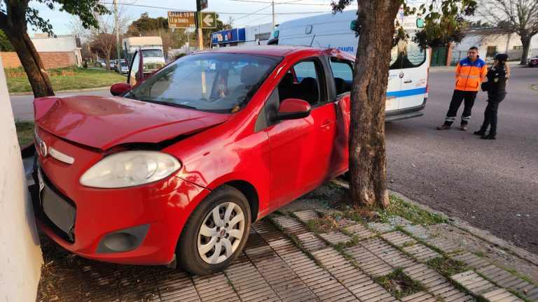 Un conductor se descompensó y chocó contra una casa en General Pico
