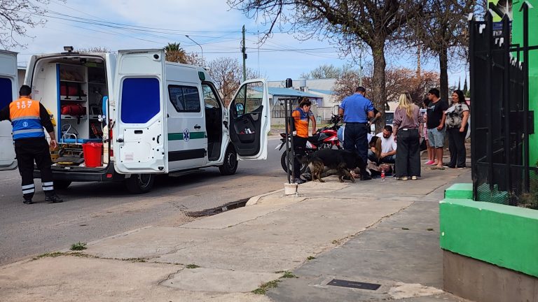 Fuerte choque en la esquina de las calles 40 y 29: un motociclista fue hospitalizado con una posible fractura