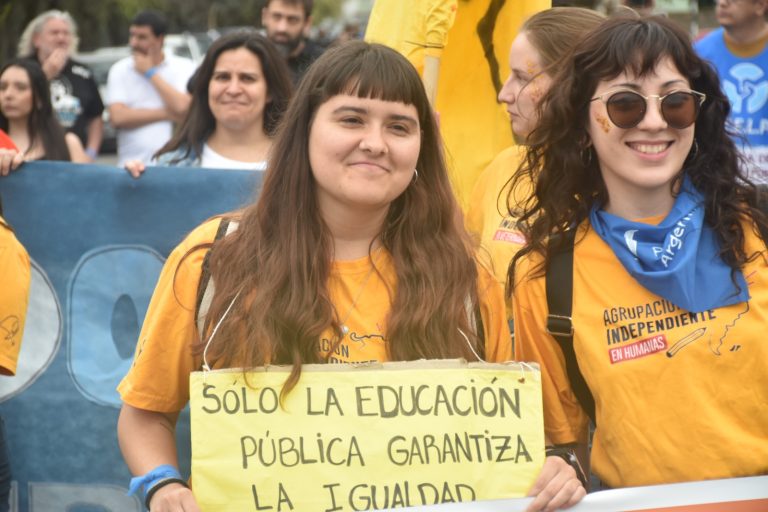 Fuerte reclamo en General Pico: Docentes y estudiantes marcharon en defensa de la universidad pública