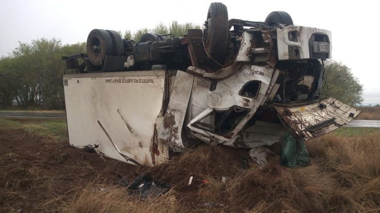Vuelco en la ruta 1: un camión que se dirigía a General Pico despistó cerca de Quemú Quemú