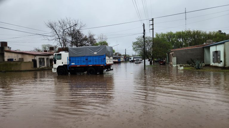 Impactantes imágenes envían los vecinos: las fuertes lluvias anegaron calles de General Pico