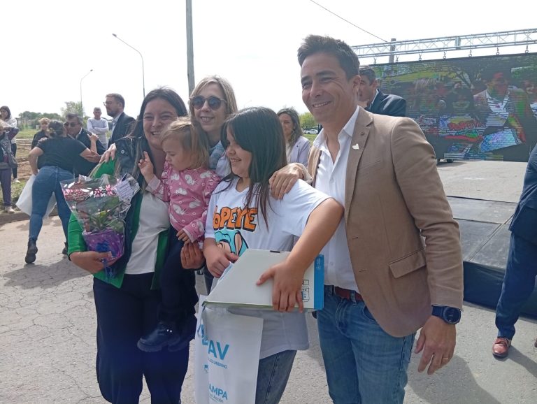Intronati, en la entrega de viviendas en Pico: “Es una obra que fue abandonada por el gobierno nacional y la provincia se hizo cargo”