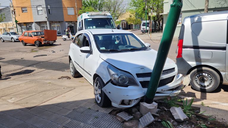 Fuerte choque en la esquina de calles 10 y 13: un menor y un adulto hospitalizados por precaución