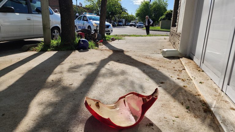 Un automovilista se dio a la fuga tras colisionar con una moto en calle 15 y 106