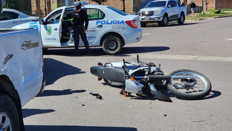 Un motociclista fue hospitalizado con lesiones leves tras un siniestro vial en General Pico