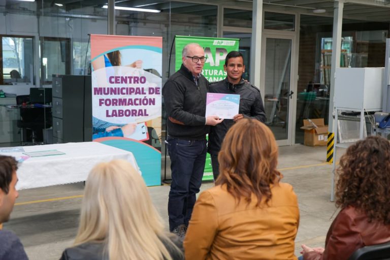 General Pico: Siete vecinos recibieron certificados de capacitación en fabricación de aberturas de aluminio