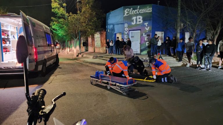Joven hospitalizada tras ser embestida por un utilitario