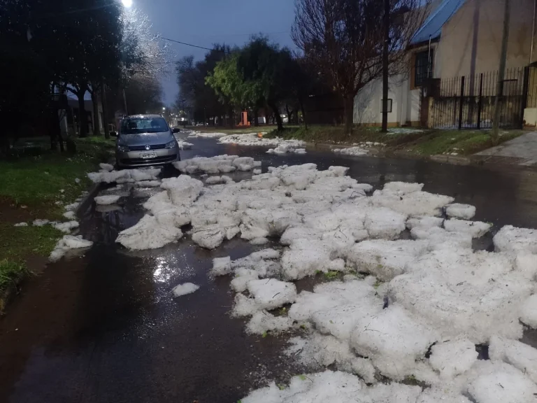 Impresionante granizada en Santa Rosa: calles anegadas, alertas vigentes y una insólita imagen
