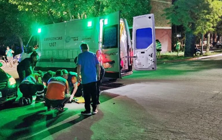 Grave siniestro vial: Motociclista atropelló a una mujer y se dio a la fuga