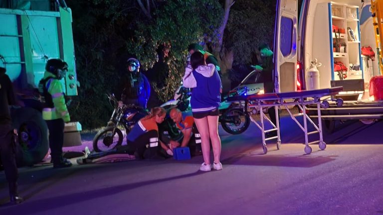 General Pico: Un motociclista sufrió una fractura tras impactar contra un acoplado estacionado