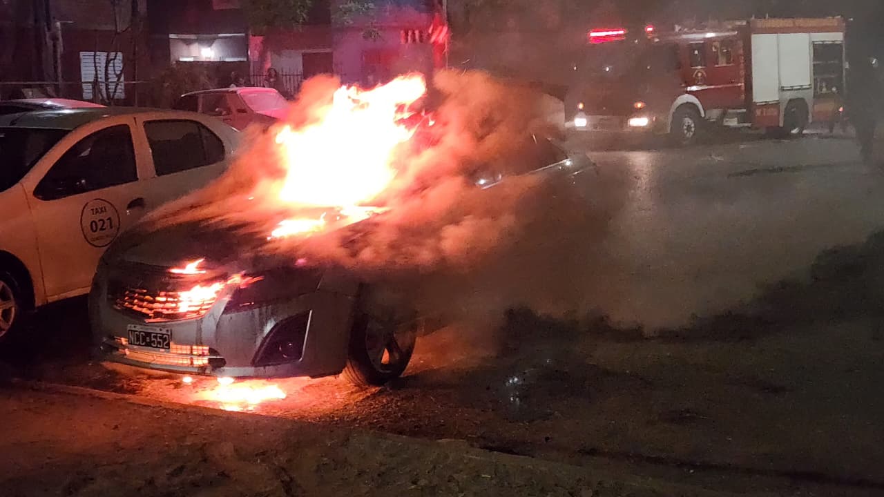 General Pico: Bomberos sofocaron el incendio de un vehículo en barrio Malvinas