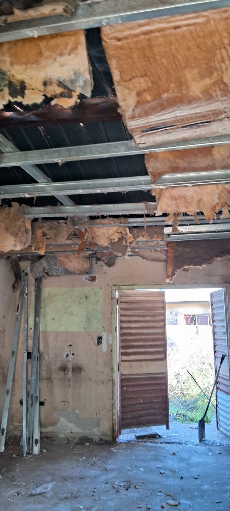 Intendente Alvear: demuelen una casa Fonavi en mal estado para construir dos viviendas accesibles