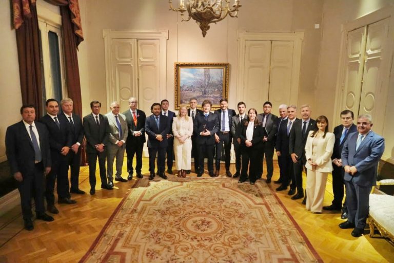 El presidente Javier Milei y su Gabinete se reunieron esta tarde en Casa Rosada con gobernadores: Ziliotto participó de la cumbre clave con el Presidente