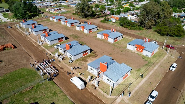 La Provincia de La Pampa entrega 20 viviendas en Macachín y anuncia nuevas construcciones