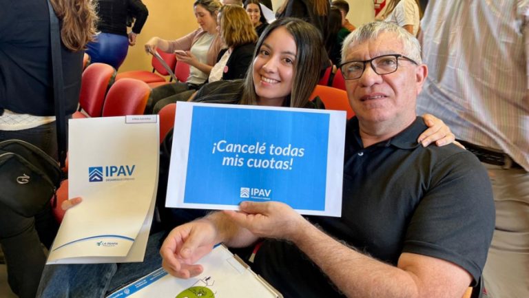 Once familias de Santa Rosa reciben la escritura de su casa propia