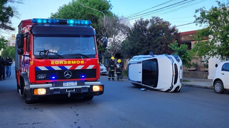 Vuelco en pleno centro de General Pico: un auto terminó de costado