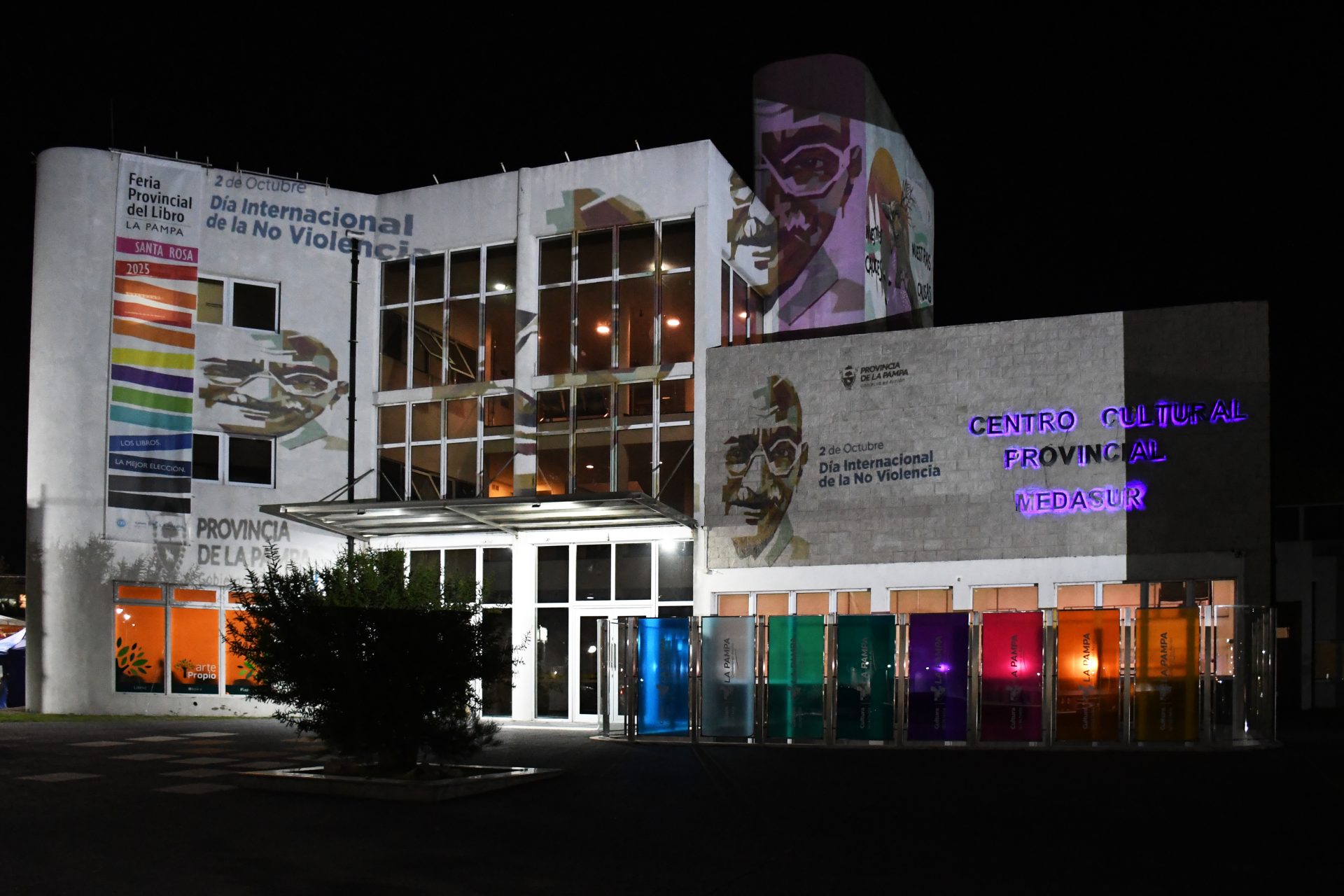 La Pampa ilumina sus edificios con arte para conmemorar el Día Internacional de la No Violencia
